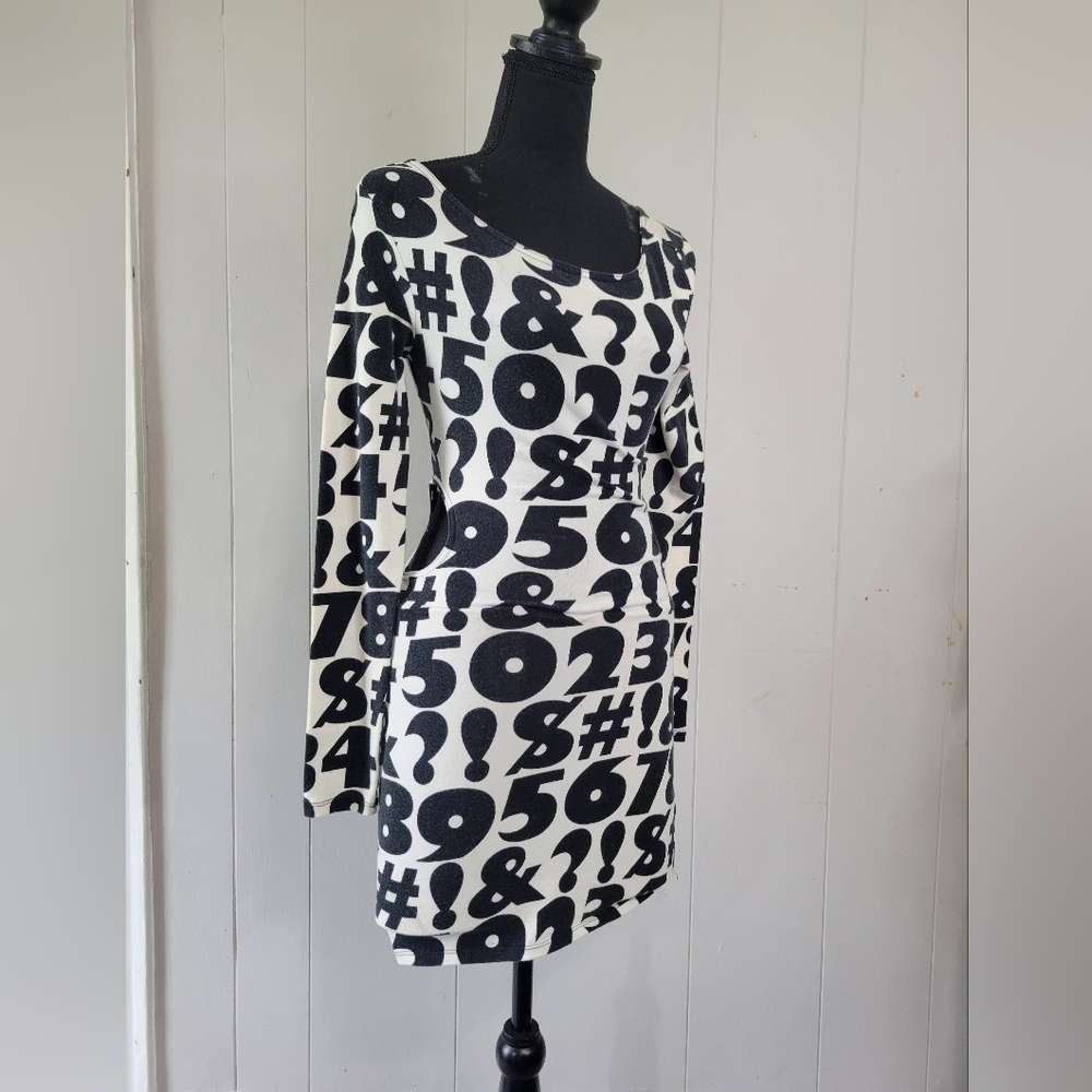 Small Forever 21 Graphic Body Con Dress Black & White